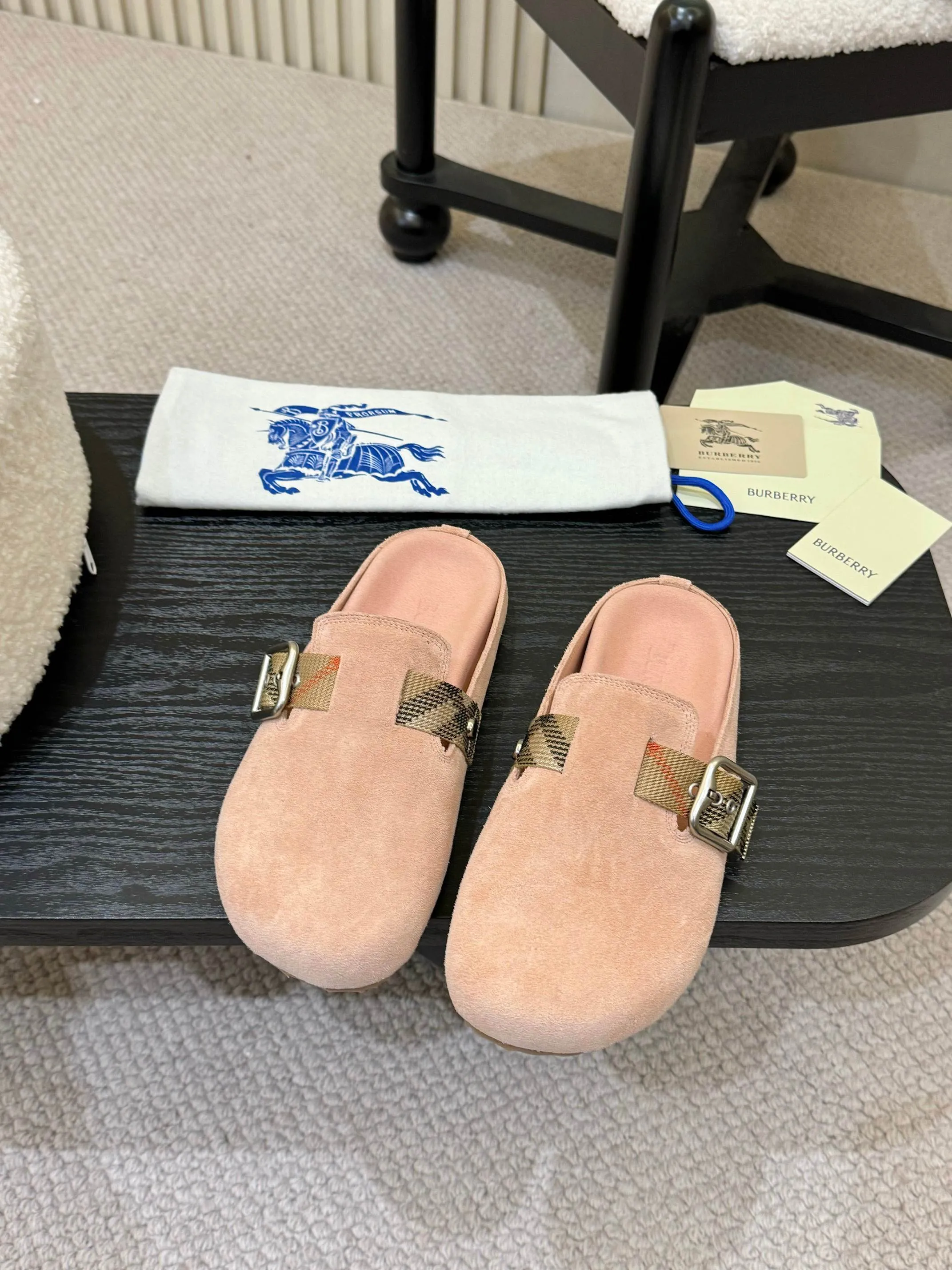 Men's shoes 💰560 Burberry's 2025 popular Birkenstock slippers are released, made of soft suede fabric and refined in Italian workshops. Featuring an embossed plaid pattern and an embossed sole embellished with the archive brand's logo. Features an adjustable B-shaped buckle strap and is embellished with the signature sand-colored Burberry check in jacquard worsted.   ✅Fabric: suede ✅Lining: silk cowhide ✅Outsole: TPU ✅Color: black, brown, pink, apricot, 4 colors available ✅Code number: 35-45 for men and women (35, 45 customized)